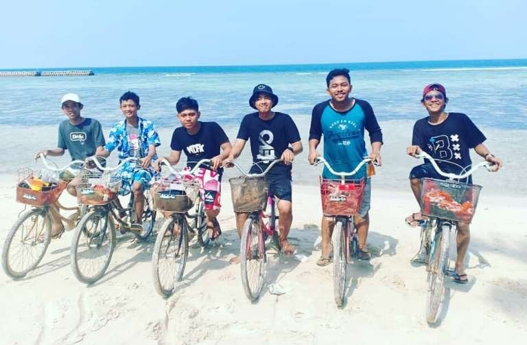 Bersepeda di Pantai Pulau Tidung