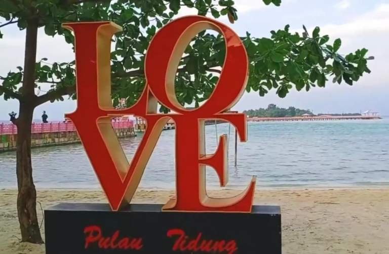 Ikon Love Pulau Tidung di Taman Cinta