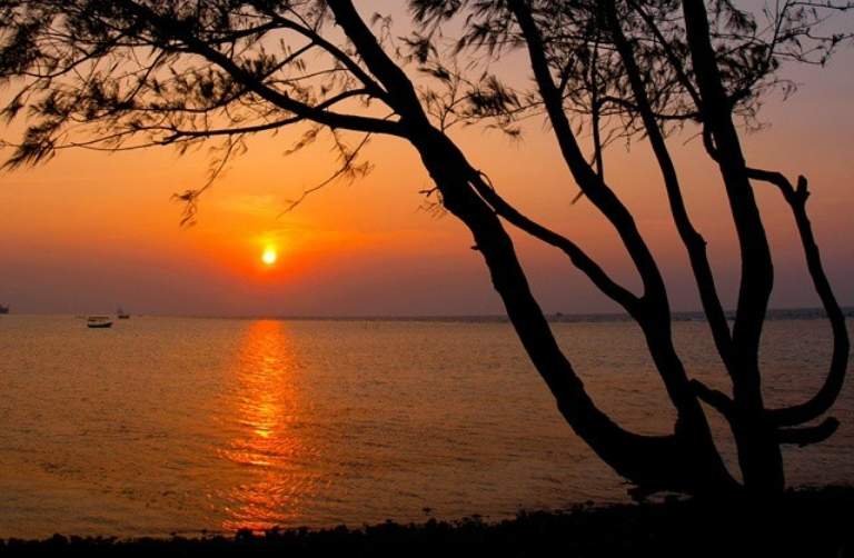 Sunset di Pantai Pulau Pari Kepulauan Seribu