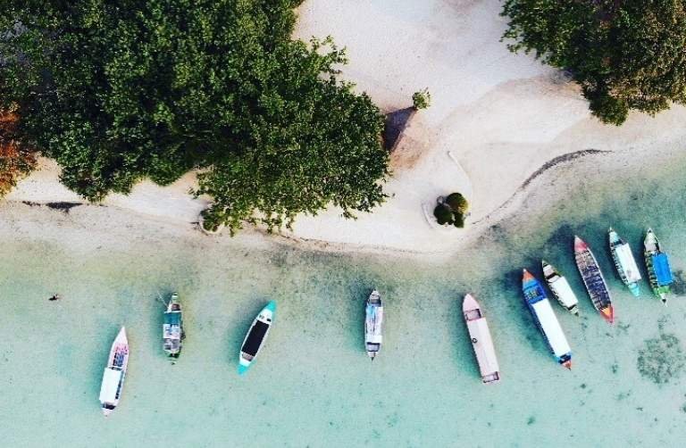 Suasana Pantai Pasir Perawan Pulau Pari