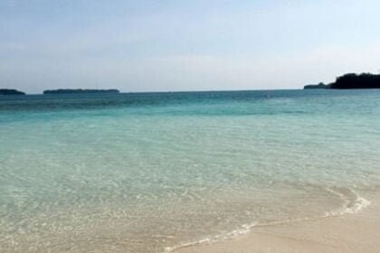 Suasana Pantai Pulau Dholpin Kepulauan Seribu