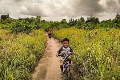 Bersepeda Ke Objek Wisata Pantai Perawan Pulau Pari